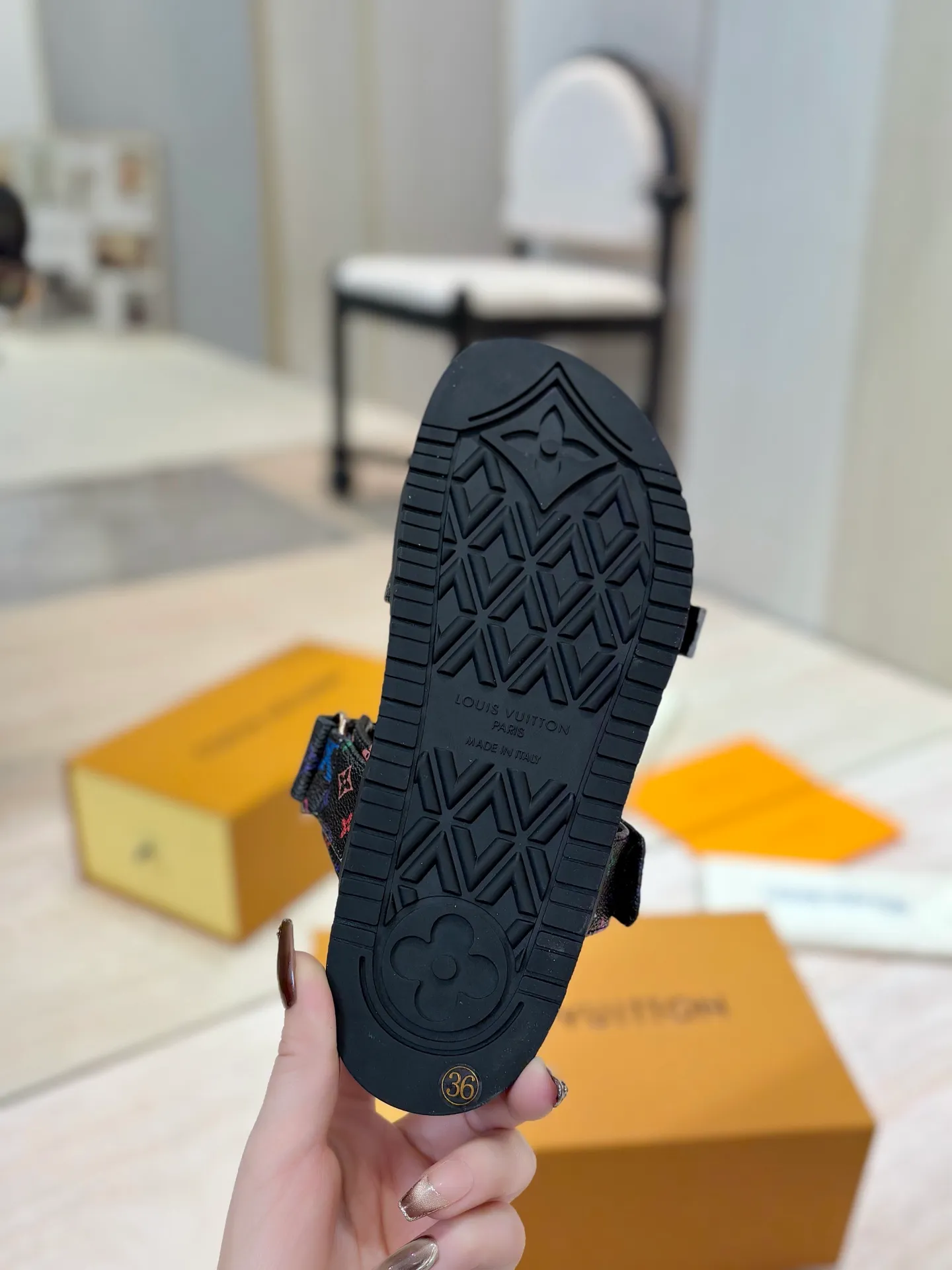 👟👟Ex-factory price 400👟👟 LV 2025 spring and summer new products 🥰 Popular LV donkey brand counters Embossed logo embossed sandals This Pool Pillow Comfort flat sandals are made of technical fabrics and use high-frequency embossing technology to reinterpret the Monogram pattern. Soft padded upper with adjustable Velcro, comfortable and tough insole adds harmonious colors 👍New hard goods, purchasing agent level! Full of high-end feel! A popular model among bloggers at home and abroad, it’s retro and fashionable and looks amazing on your feet! The official website's main recommendation 👍👍 ✅ Upper: waterproof special original fabric ✅ Inner lining: imported mixed sheepskin ✅ Outsole: original molded foam outsole ✅ Number of sizes: women's size 35-45 (women's size 41 men's 38.45, custom-made, non-refundable) ✅ Packaging: full set of drawer boxes ​